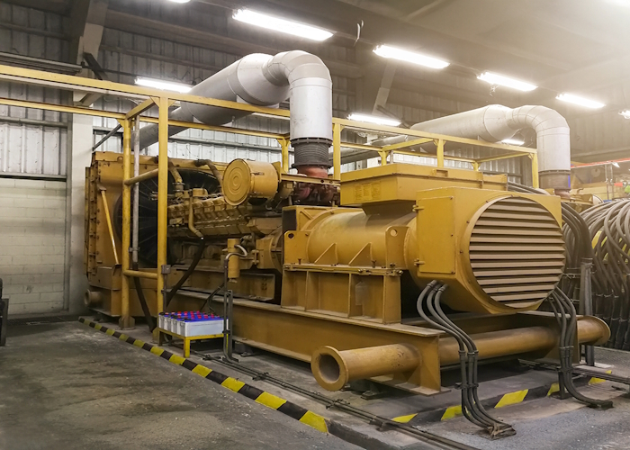 Foto de generador industrial en faena o centro de operaciones
